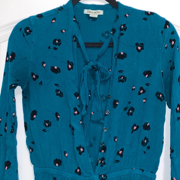 Billabong Bell sleeve shirt romper - like new - Picture 4 of 4